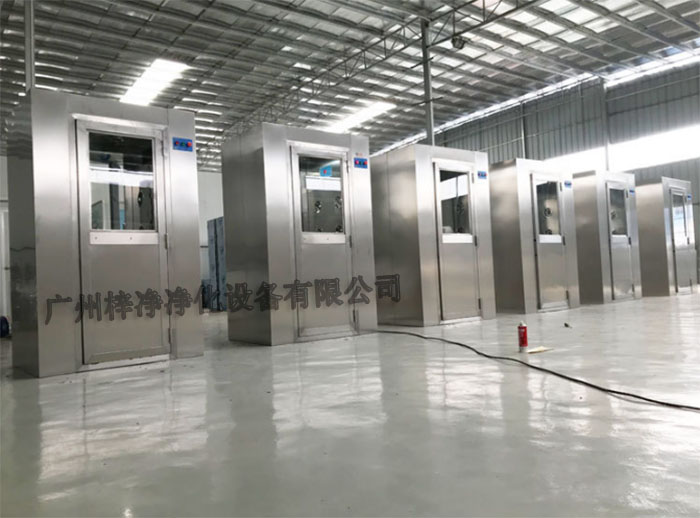 全不銹風(fēng)淋室采用全不銹鋼材質(zhì)制造，具有良好的耐腐蝕性、耐高溫性和耐磨損性。