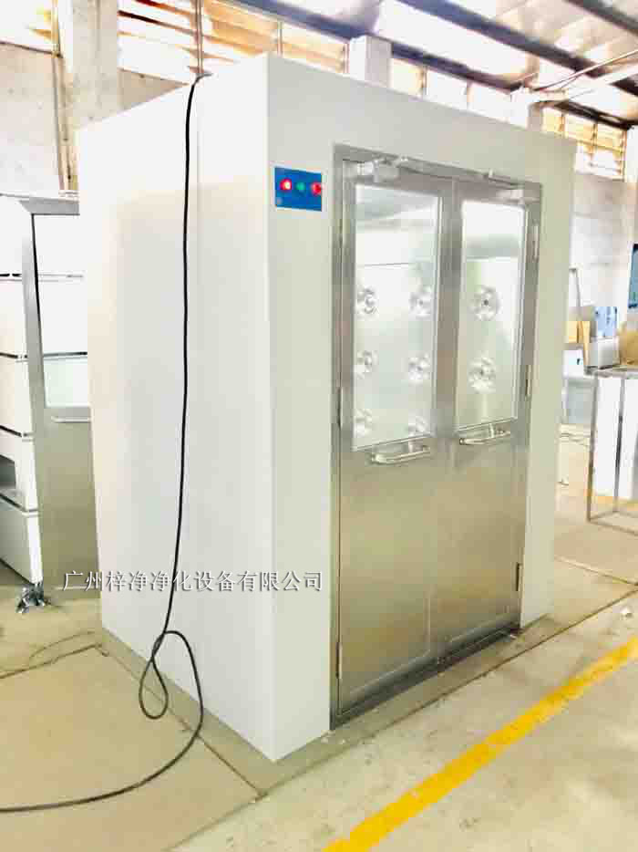 烤漆風(fēng)淋室采用冷軋鋼板作為基材，表面經(jīng)過烤漆處理。