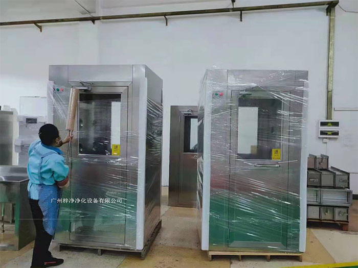 風淋室作為一種重要的潔凈室設備在運輸前,應對風淋室進行徹底的清潔和檢查,確保無損壞。 風淋室作為一種重要的潔凈室設備在運輸前,應對風淋室進行徹底的清潔和檢查,確保無損壞。