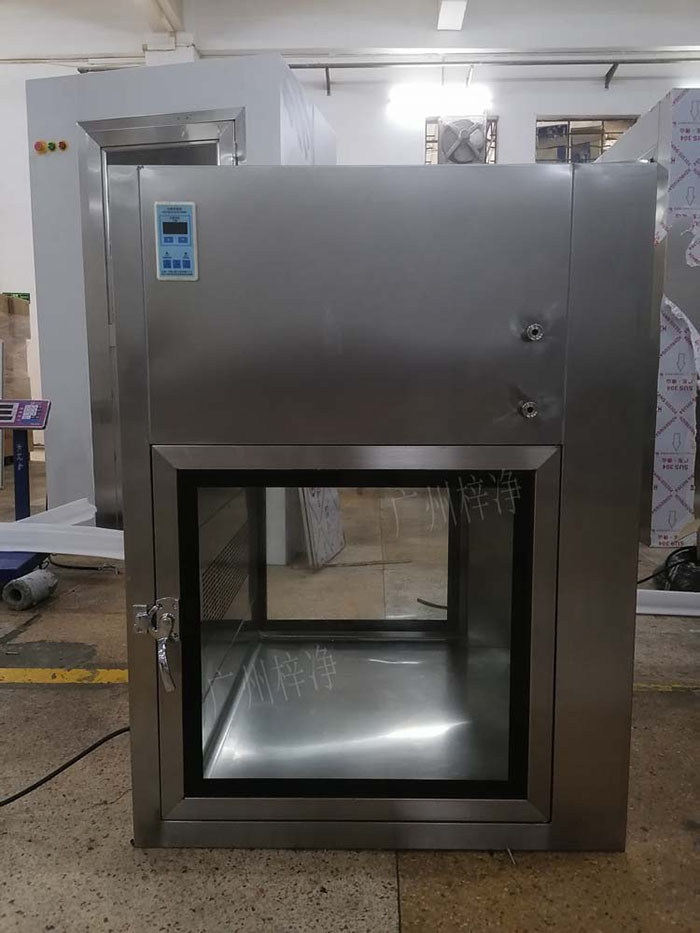 傳遞窗通常包括冷軋鋼板噴塑制作或優(yōu)質(zhì)不銹鋼制作、透明玻璃，紫外線殺菌燈、照明和局部高效過濾器等。