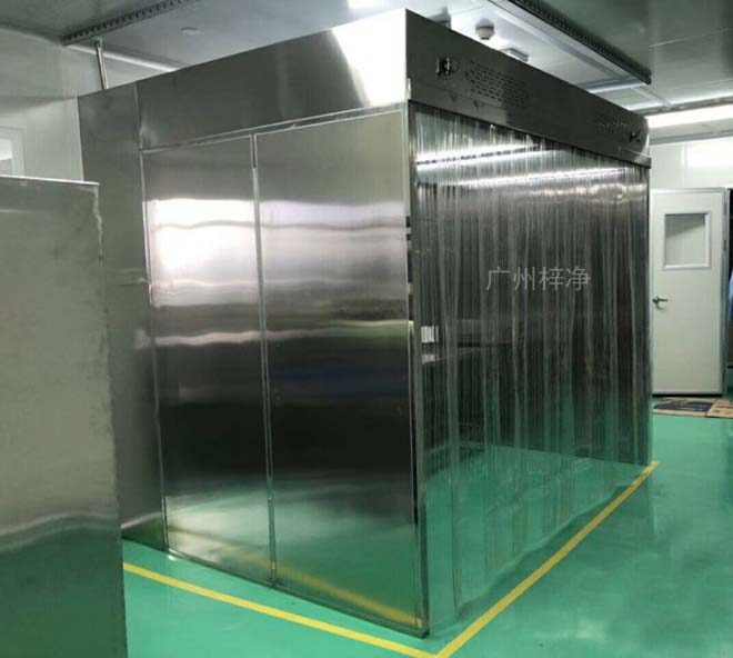 負壓稱量罩內空氣經初效過濾器、由離心風機壓入靜壓箱，在經高效過濾器后從氣流擴散送風單元出風面吹出，潔凈空氣以均勻的斷面風速流經工作區，從而形成高潔凈的工作環境。