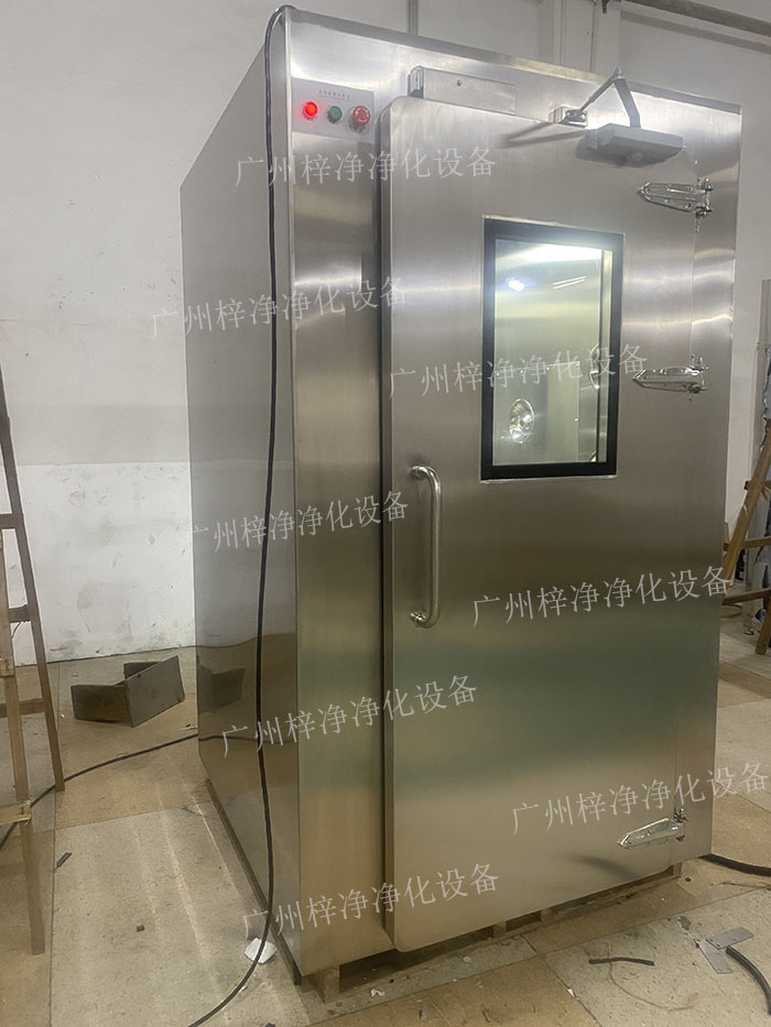 高端滿焊風(fēng)淋室采用滿焊接工藝，無縫連接，防止塵埃進入，確保潔凈室的空氣質(zhì)量。