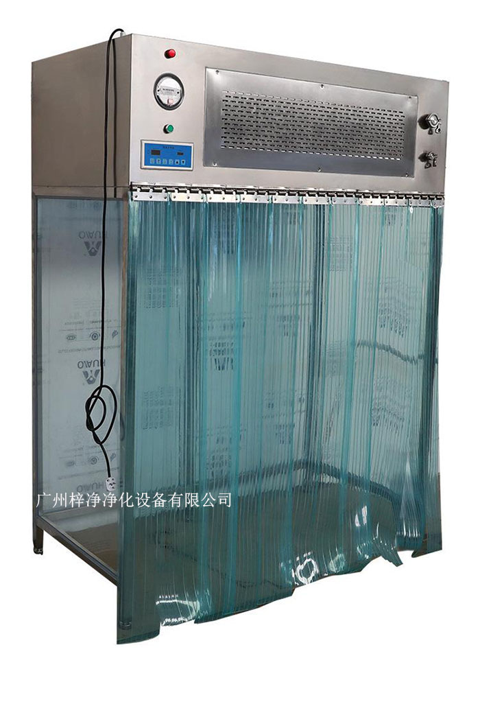 百級潔凈層流罩它主要由箱體、風(fēng)機、初效空氣過濾器、高效空氣過濾器、阻尼層、燈具等組成。 百級潔凈層流罩它主要由箱體、風(fēng)機、初效空氣過濾器、高效空氣過濾器、阻尼層、燈具等組成。