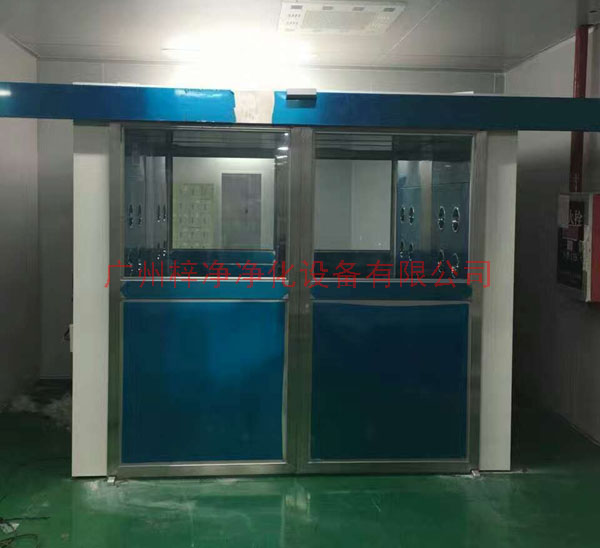 自動門風(fēng)淋室則配備有感應(yīng)裝置 自動門風(fēng)淋室則配備有感應(yīng)裝置