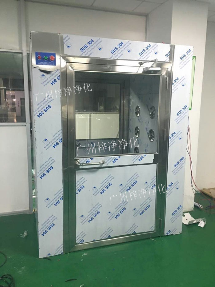 防爆風淋室是指風淋室的電機、指示燈、照明燈、接線管必須嚴格按照防爆標準