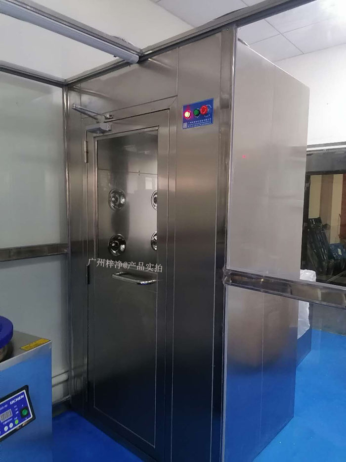 風淋室廣泛應用于電子、生物醫(yī)藥、食品等行業(yè)。 風淋室廣泛應用于電子、生物醫(yī)藥、食品等行業(yè)。