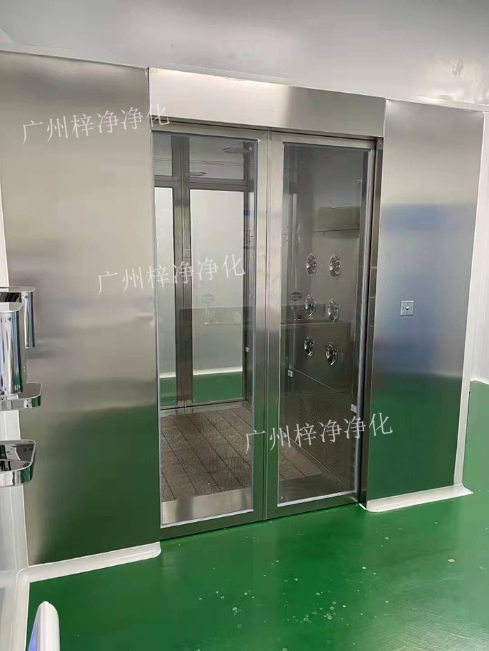 對于貨淋室，則通常位于物料進入潔凈室的位置