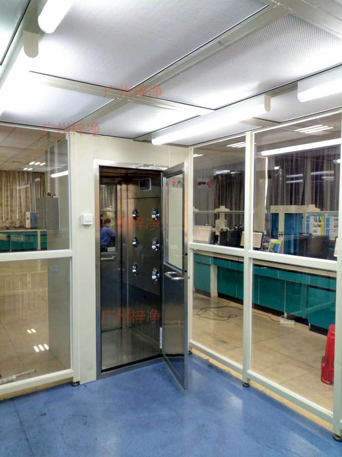 潔凈棚的潔凈度應(yīng)與風(fēng)淋室和傳遞窗相同 潔凈棚的潔凈度應(yīng)與風(fēng)淋室和傳遞窗相同