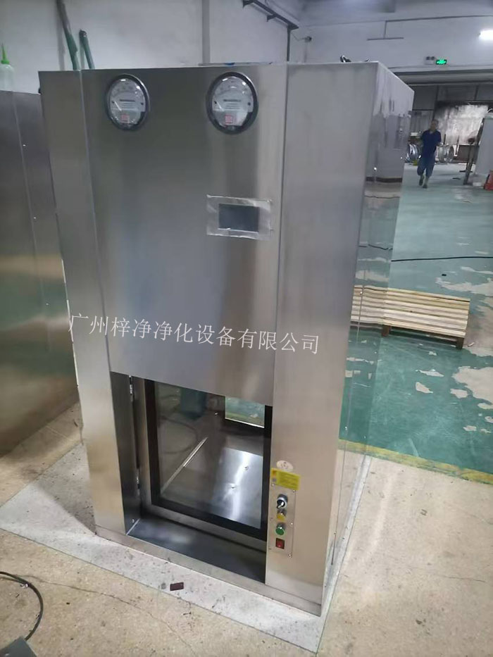 傳遞窗是一種用于潔凈室內(nèi)部或潔凈室與外界之間傳遞物品的設(shè)備，可以防止外部污染進(jìn)入潔凈室。