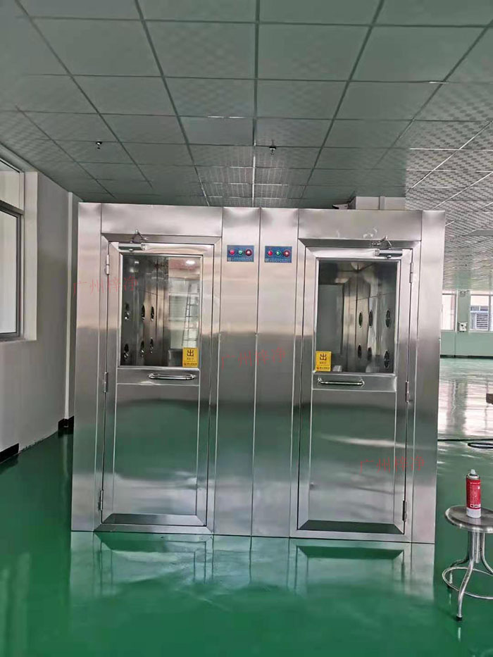 風淋室作為一種重要的潔凈室設備 風淋室作為一種重要的潔凈室設備