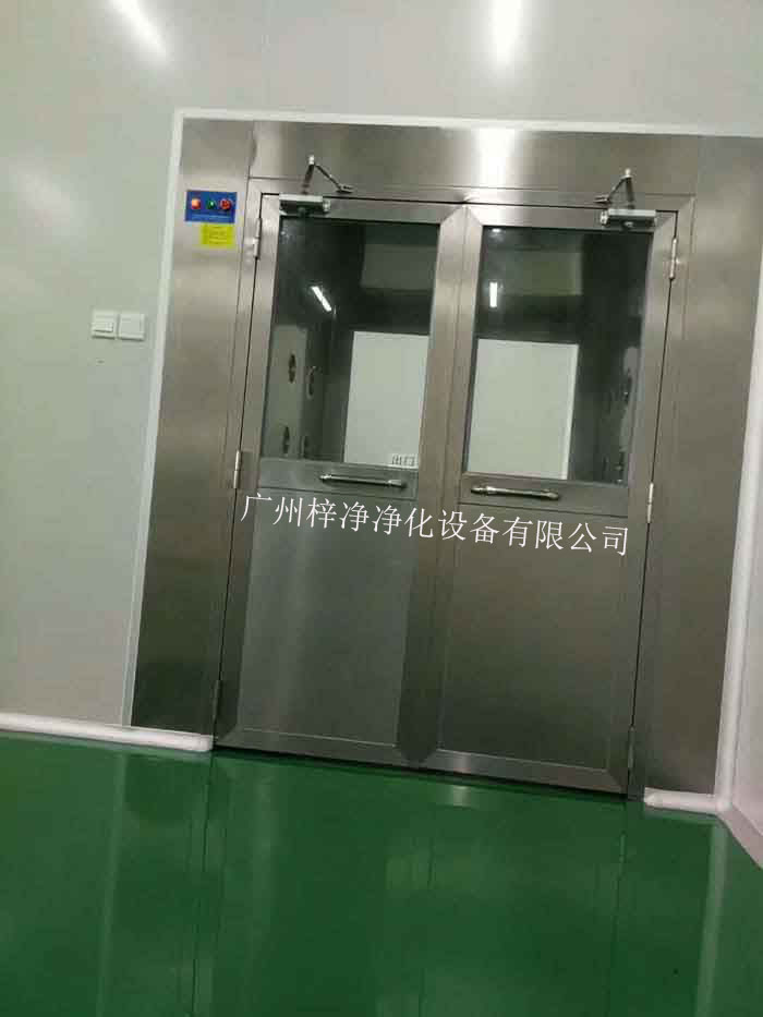 風淋室的主要功能是利用高速氣流對人體或物品進行吹淋，迅速去除其表面的塵埃和微粒，從而達到潔凈的目的。