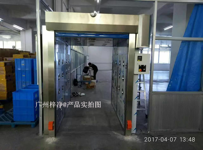 快速卷簾門風(fēng)淋室和快速卷簾門貨淋室的工作原理主要基于高效過濾器和快速氣流交換。
