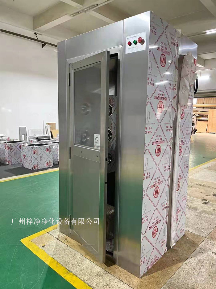 在潔凈車間的布局與設計過程中,風淋室作為保障潔凈度的重要設備 在潔凈車間的布局與設計過程中,風淋室作為保障潔凈度的重要設備